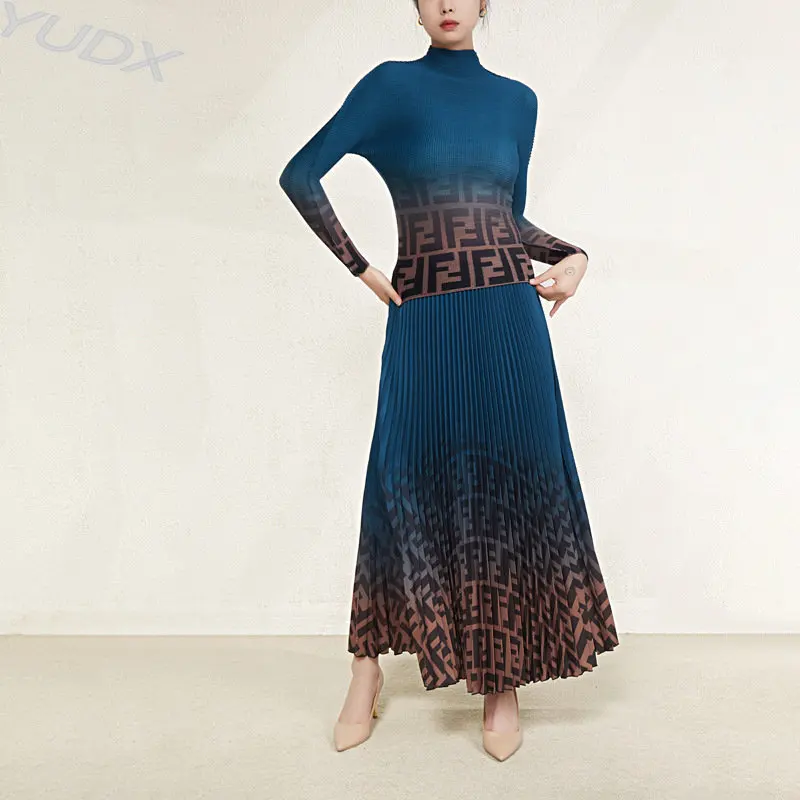 

Женский костюм YUDX Miyake из двух предметов, плиссированный топ и длинная юбка с высоким воротником и градиентной юбкой, весна-лето 2023