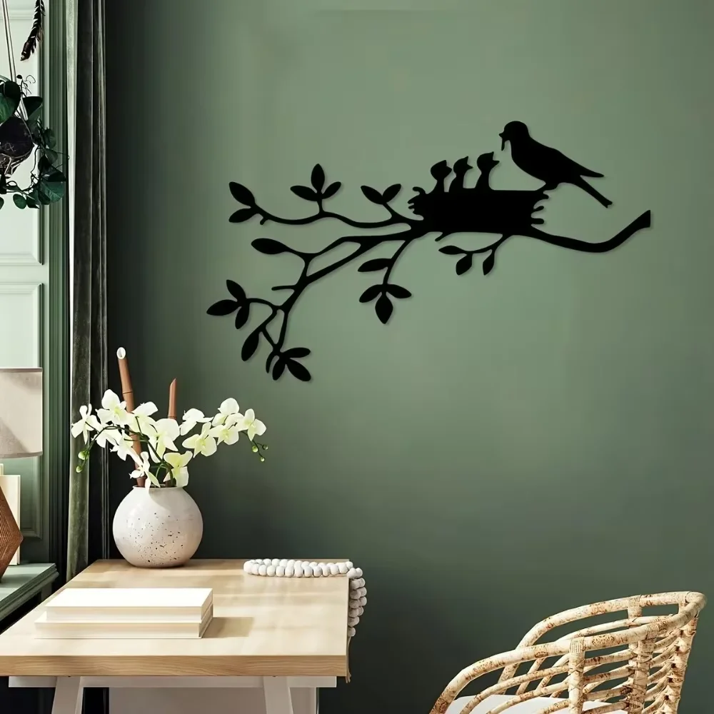 Очаровательное дерево на ветках с украшением в виде птичьего домика: прекрасный