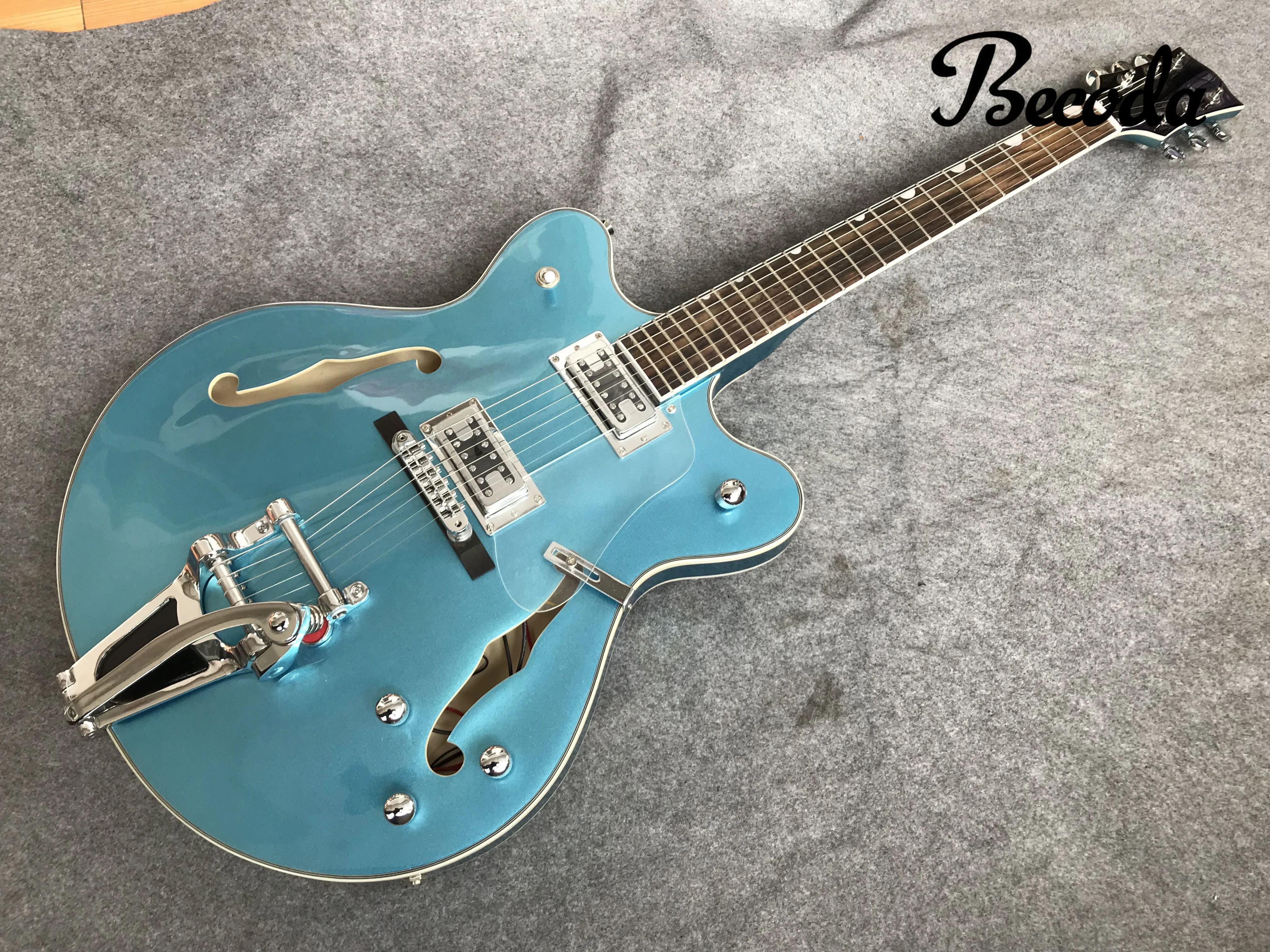 Оригинальная ажурная джазовая гитара металлического синего цвета
