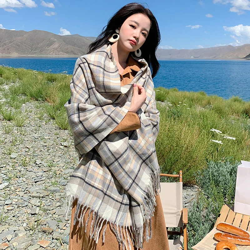 Пледовый зимний шарф из мягкой и теплой имитации кашемира с клетчатым узором в черном, бежевом и зеленом цветах. Подходит для стиля "preppy" и DIY.