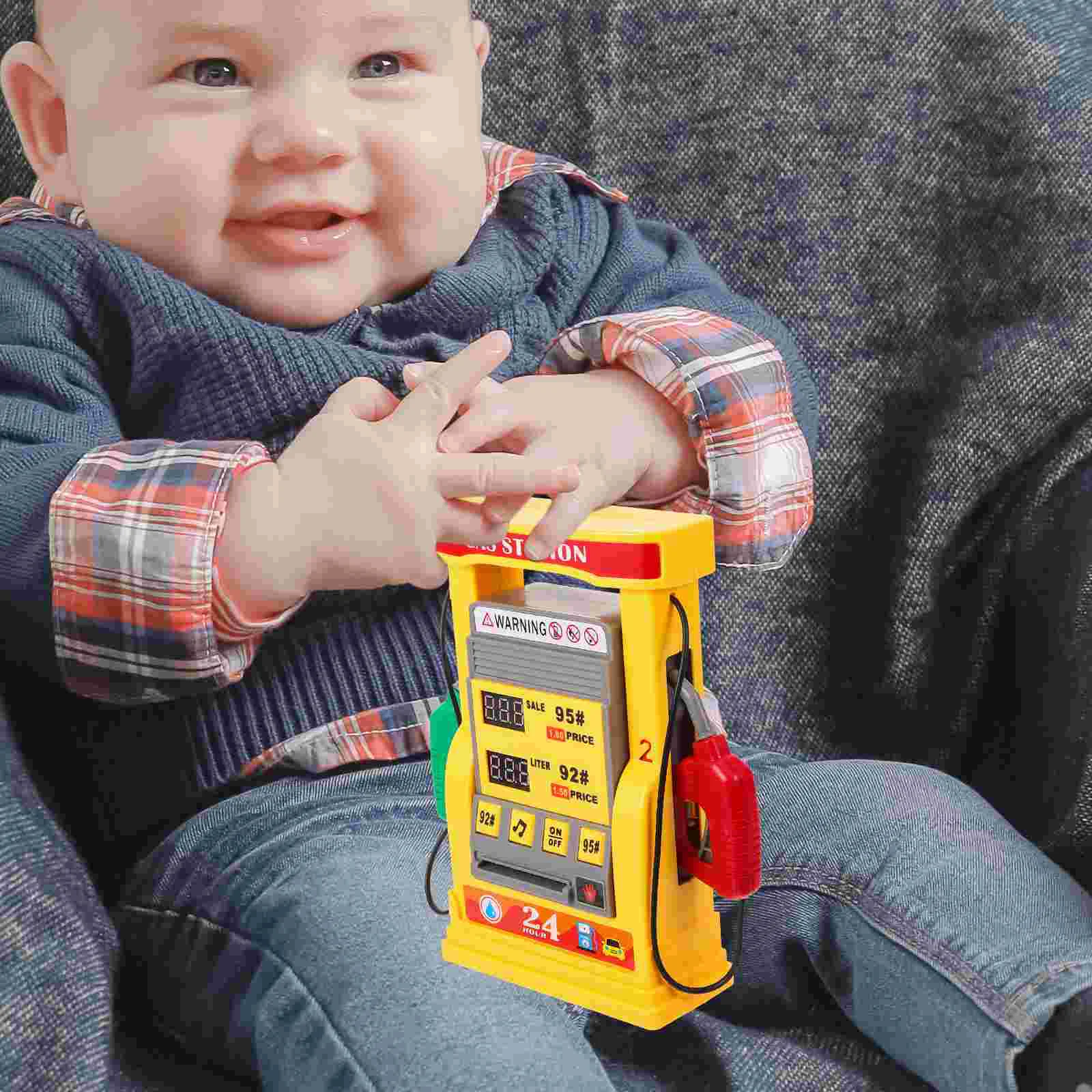 

Заправочная станция, игрушечные модели, самодельные автобусные укрытия, реквизит для игрового домика, детское пластиковое песочное украшение для стола, обучающая игрушка