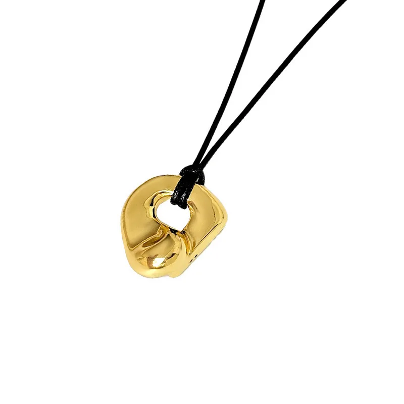 Металлическое ожерелье с полым кулоном