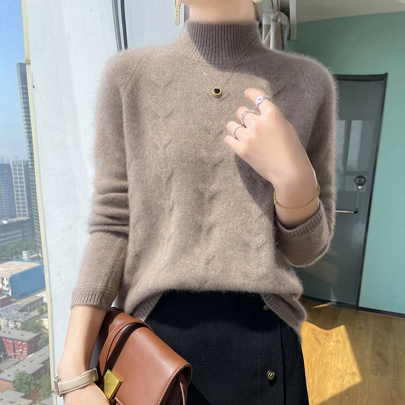 Женский свитер с полувысоким воротом