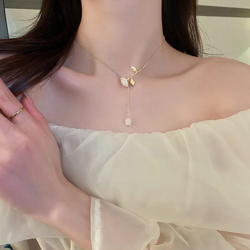 

Rose flower leaves necklace South Korea simple design sense clavicle chain INS wind fashion accessories