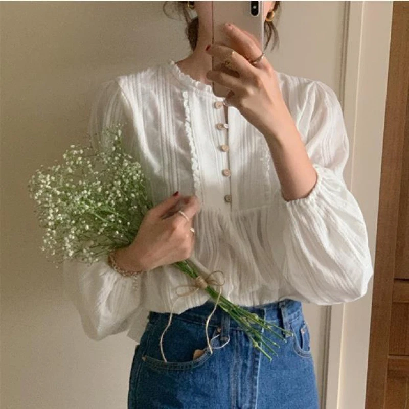 Блузка женская однобортная с пышными рукавами и круглым вырезом свободного