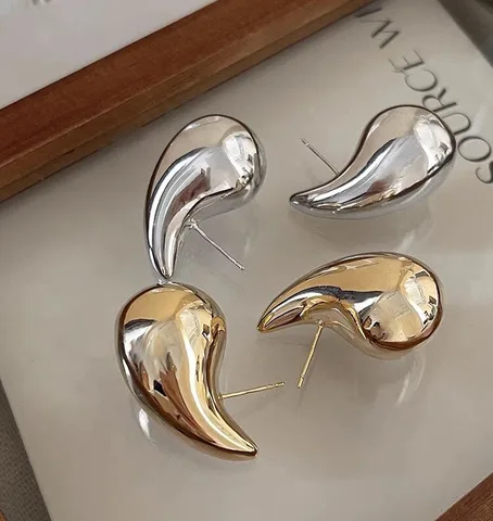 Крупные металлические серьги-гвоздики в форме капли