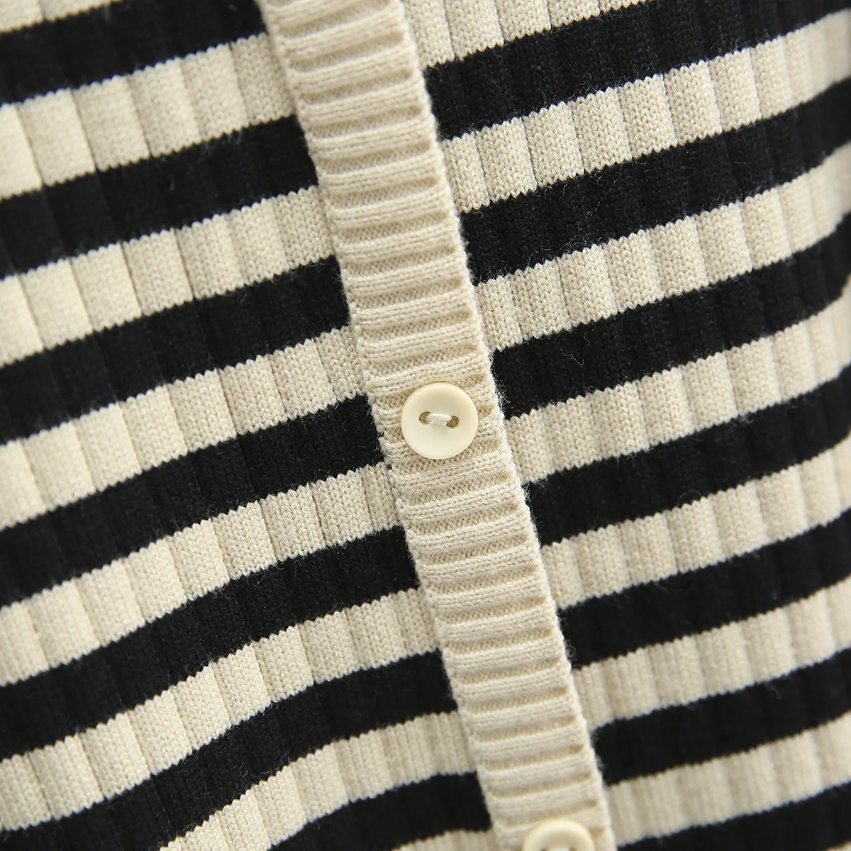 Рисунок 5 - Женский трикотажный свитер в полоску