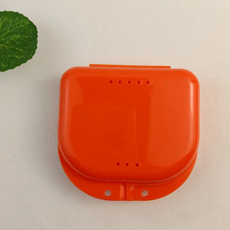 

Пластиковый бокс для хранения зубных протезов