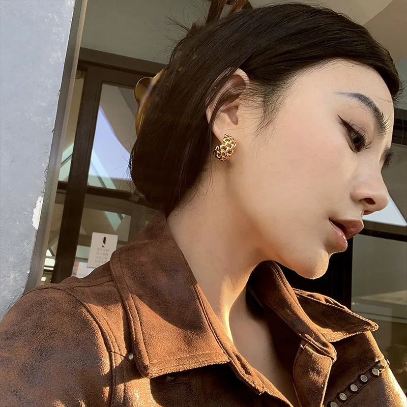 

2023 New European and American Fashion Temperament Pendants Single Item Winding Braided Round S925 Silver Earrings