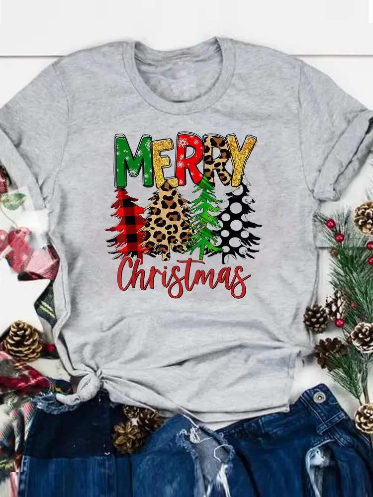 

Женская футболка с рисунком новогодней елки, леопардовой расцветки