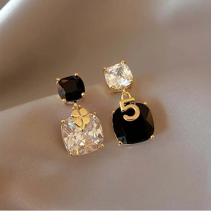 

S925 Silver Needle Asymmetrical Earrings Black and White Square Crystal Four-leaf clover Earrings Earrings Light Luxury Jewelry