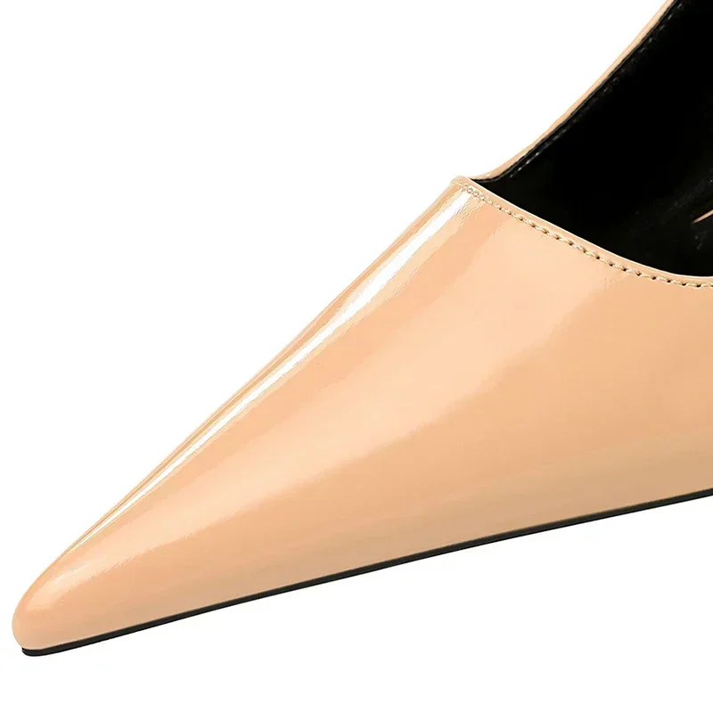 Женские модные дизайнерские туфли-лодочки из лакированной кожи с острым носком и