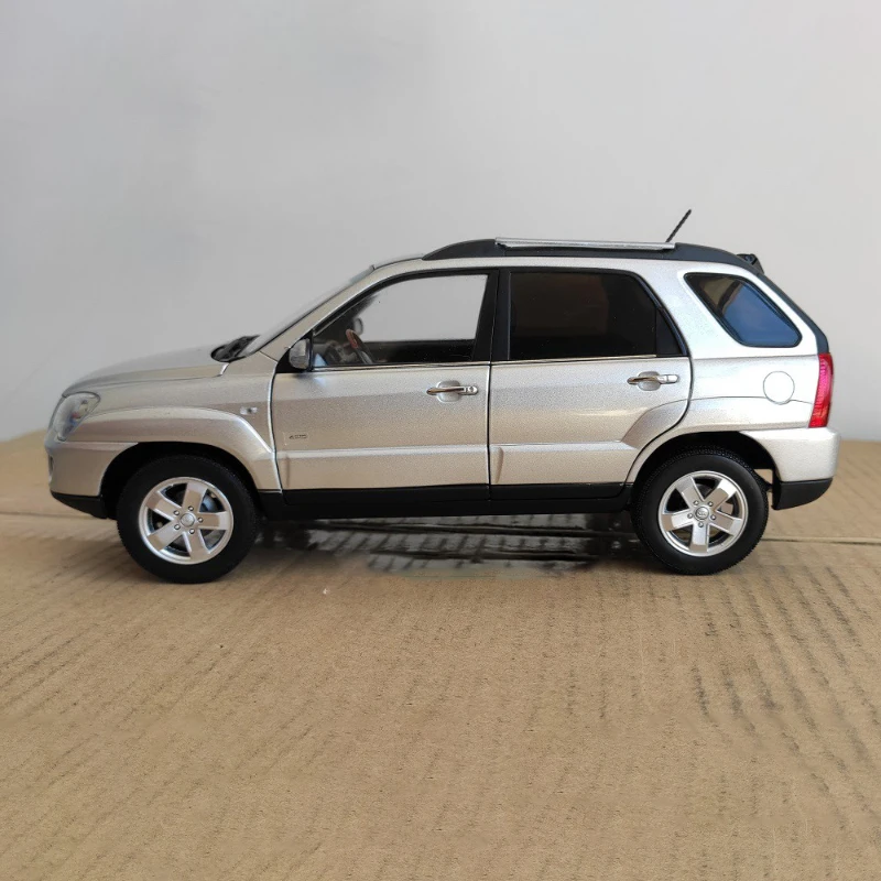 Модель литая автомобиля масштаб 1/18 Kia Sportage сплав серебро внедорожник статический