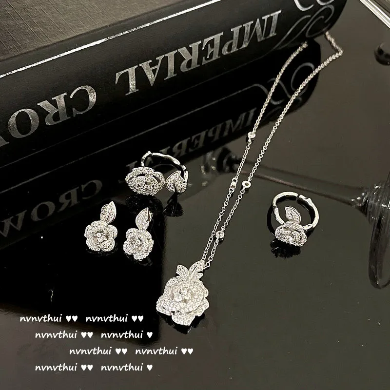 Женский комплект из колье и серёг, с кристаллами (art.: 3920bf1848bb8) - 3920bf1848bb8