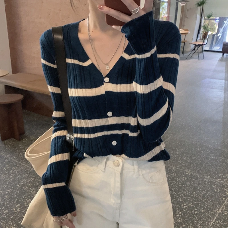 

2020 New Women Fashion Korean Soft Loose Sexy Outer Sweater Soft Waxy V-neck Striped Knitted Cardigan Top Female Autumn Sweaters