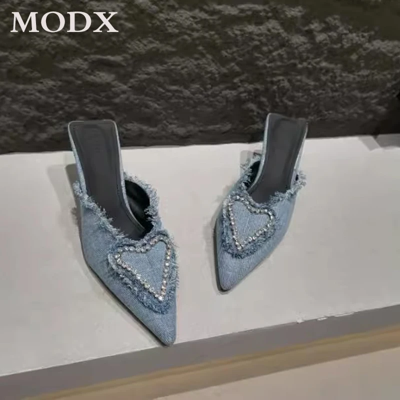 

Женские полутапочки с кристаллами в форме сердца, летние уличные туфли из денима с кисточками на высоком каблуке, пикантные туфли на шпильке с острым носком, новинка 2023