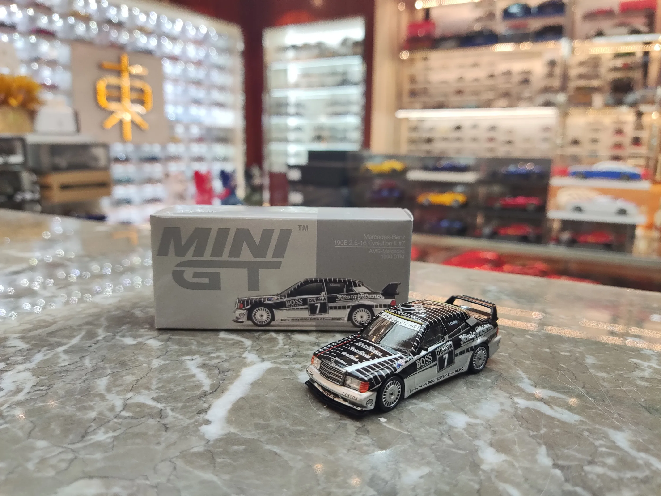 

[Ingenuity] MINI GT 1:64 Mercedes-Benz 190E Mercedes-Benz Black Alloy Car Model Collection Ornament Gift