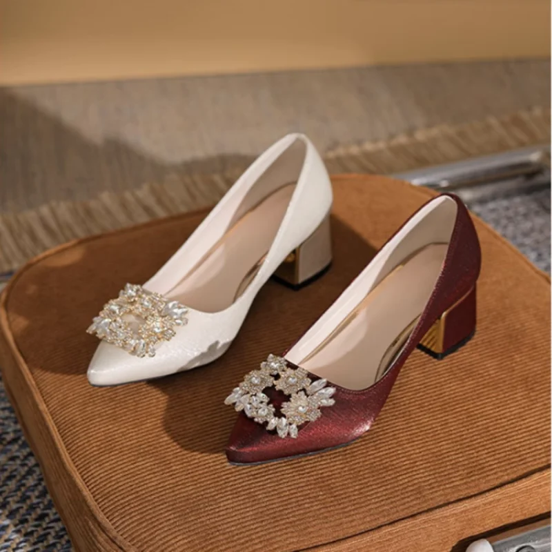 2024 элегантные женские красные шелковые свадебные туфли с жемчугом и бантом