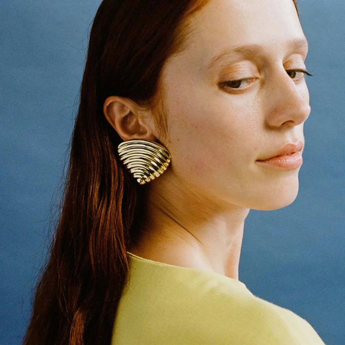 Позолоченные матовые водонепроницаемые треугольные серьги-гвоздики из