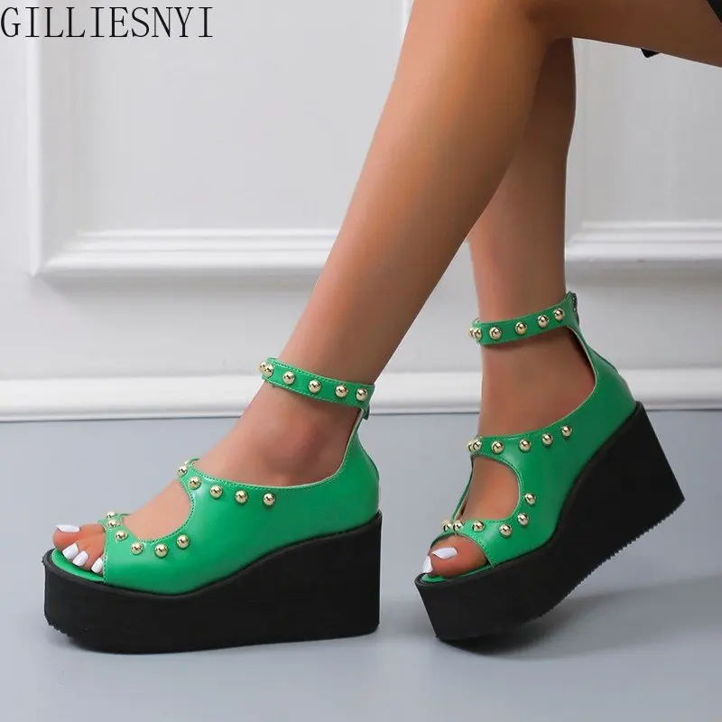 

Женские босоножки на танкетке, черные сандалии на платформе с заклепками и открытым носком, пляжная обувь, 2022