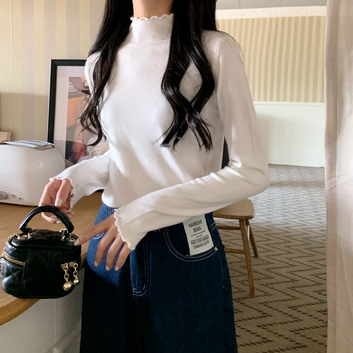 Вязаная нижняя рубашка с высоким воротником и деревянными ушками ранняя весна 2025