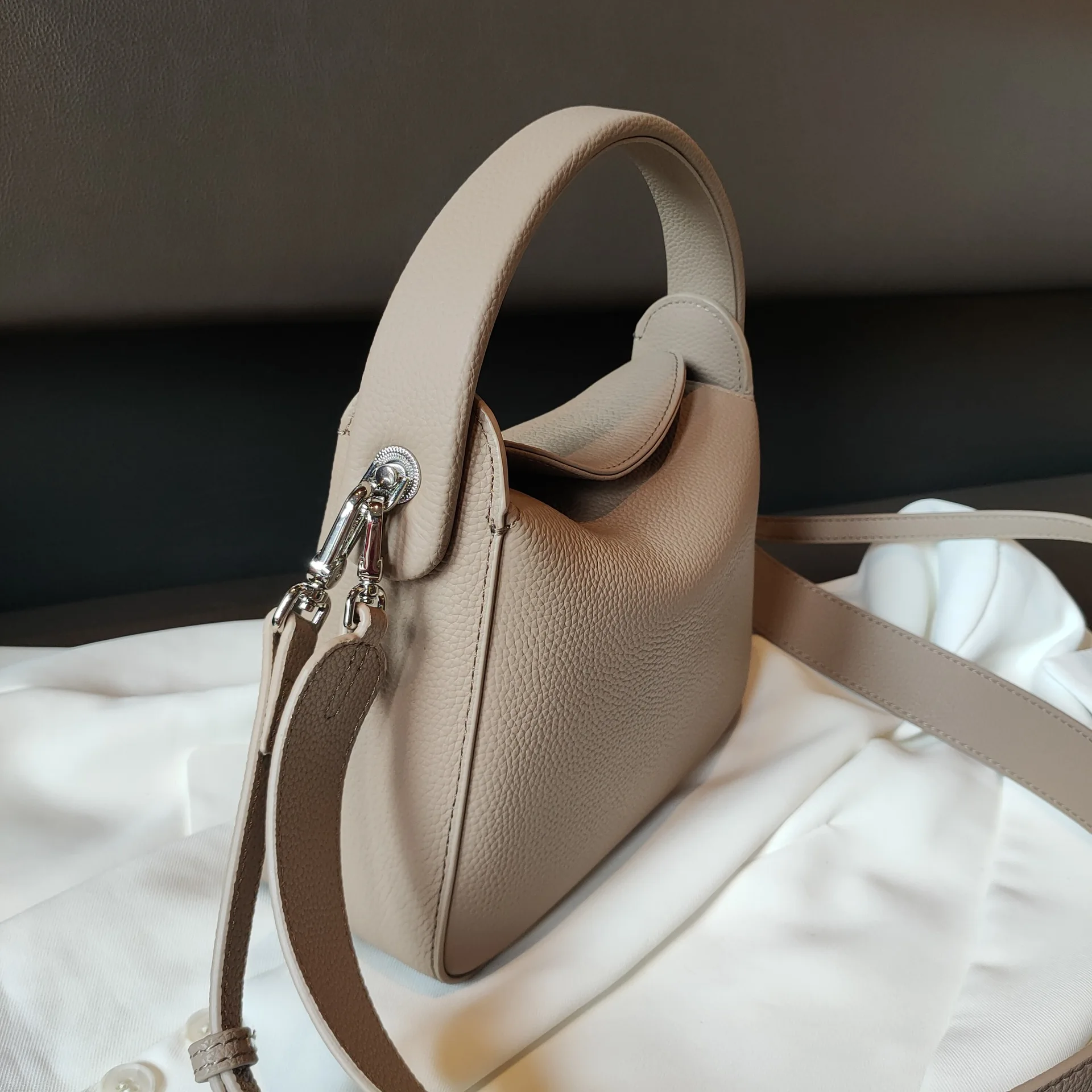 2023 new large soft cigarette case bag female large capacity handbag niche design single shoulder crossbody bag