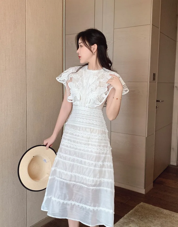 Кружевное однотонное белое праздвечерние чное платье с вышивкой на весну для