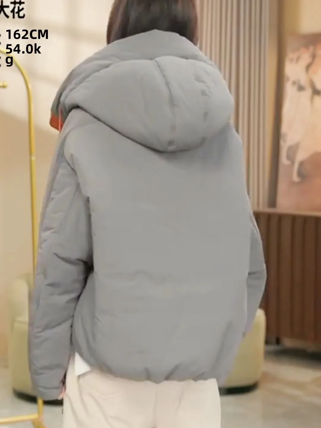 Куртка на хлопковой подкладке с капюшоном. Зимняя лоскутная куртка контрастного