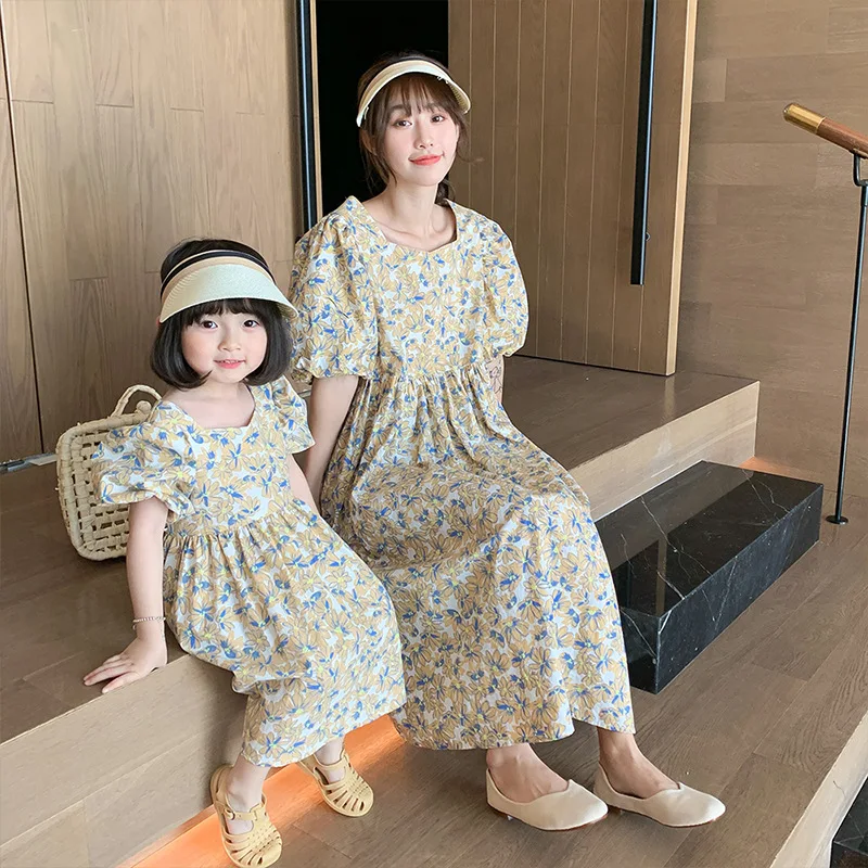 

Летнее платье для мамы и дочки с круглым вырезом и коротким рукавом с цветочным принтом, женское Повседневное платье, подходящая одежда для мамы и дочки, платья