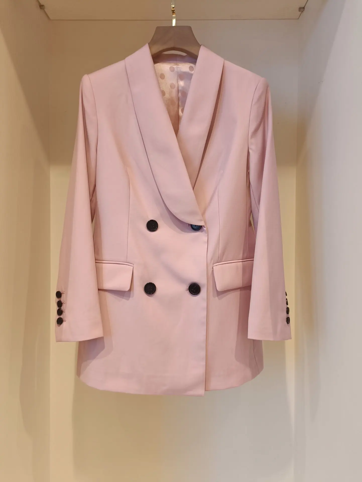 

In the spring of 2022, a senior design double-breasted long commute suit jacket lapel