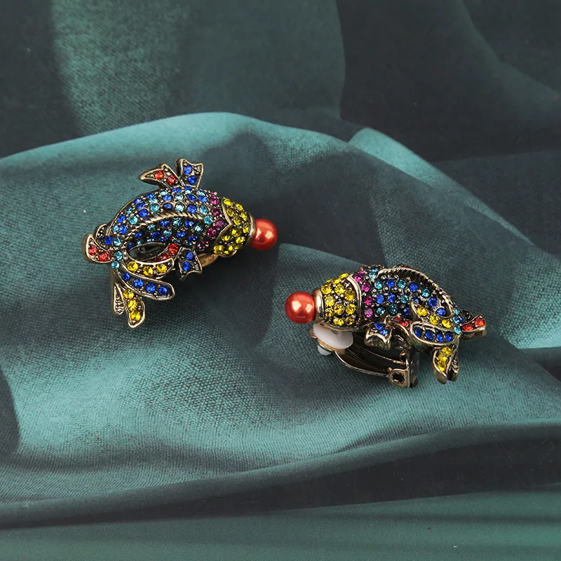 

Vintage floral crystal stud earrings