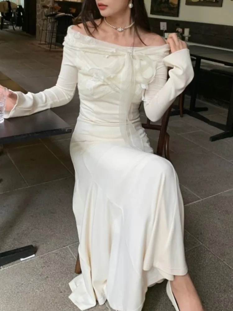 Женское облегающее платье с открытыми плечами длинное белое винтажное вырезом