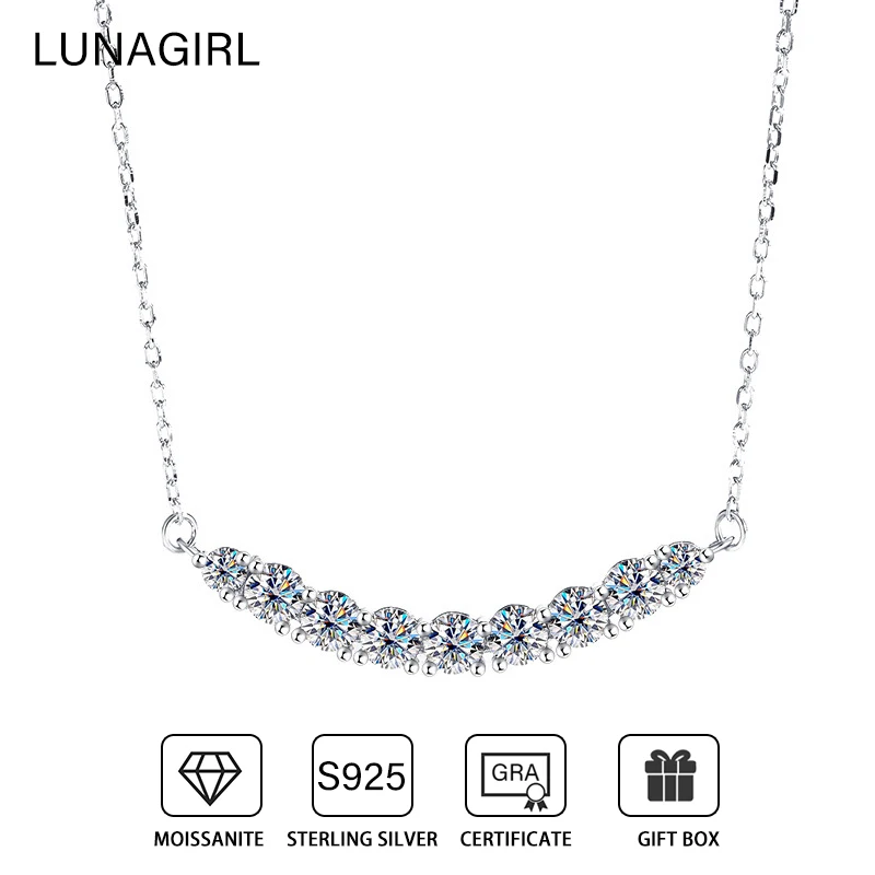 Женское ожерелье из серебра пробы с муассанитом