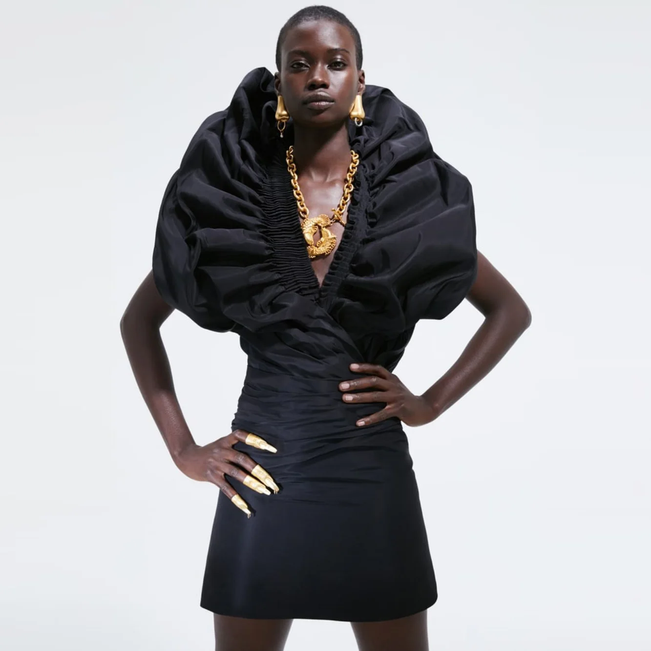 

Облегающее платье с V-образным вырезом и оборками, черное атласное платье без рукавов, сексуальная женская одежда, модное вечернее платье, пушистое коктейльное платье