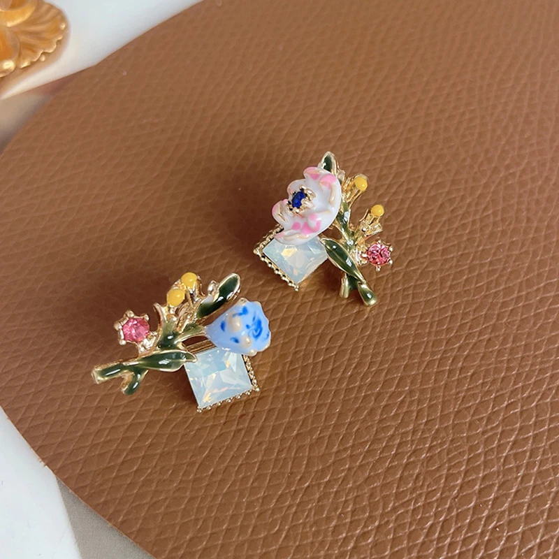

2022 New Niche Bouquet Earrings French Enamel Asymmetric Flower Ear Clip Earrings Fashion Simple Cute Women's Earrings Jewelry
