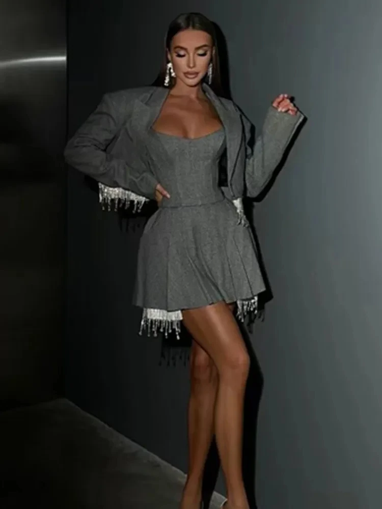 Женское платье-мини с длинным рукавом и кристаллами