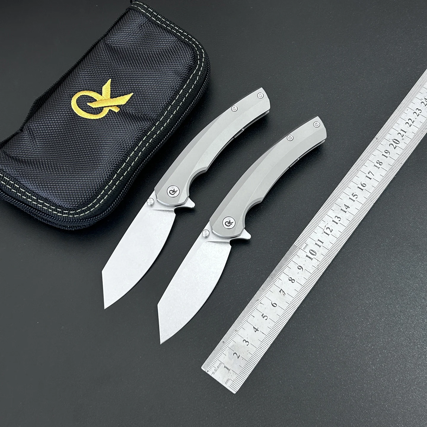 Фото Складной нож QK Original Design Gray‑Owl с клинком из стали 14C28N с обработкой Stone Washed и рукоятью из титана TC4 с пескоструйной обработкой, инструмент для кемпинга, кухни и повседневного использования. №1