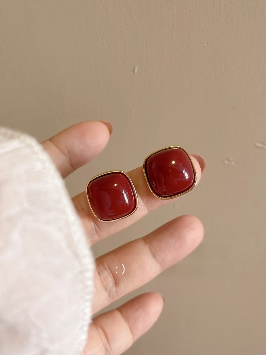 Тихие геометрические квадратные винно-красные серьги Ankela на осень и зиму 925