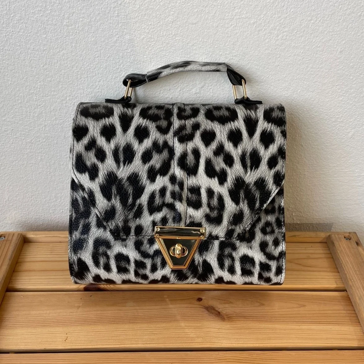 

Tonar Randa Gray Leopard Leather Locked Messenger Bag New Season Casual Office Party Use Stylish Style