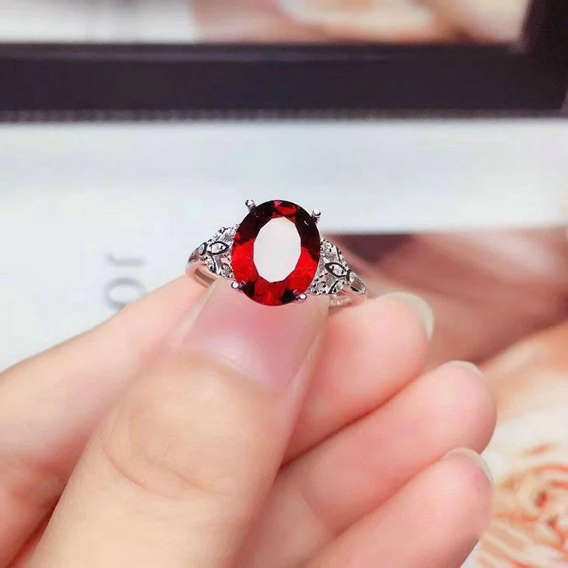 

Кольцо женское овальное с инкрустированным серебром винно-красным драгоценным камнем