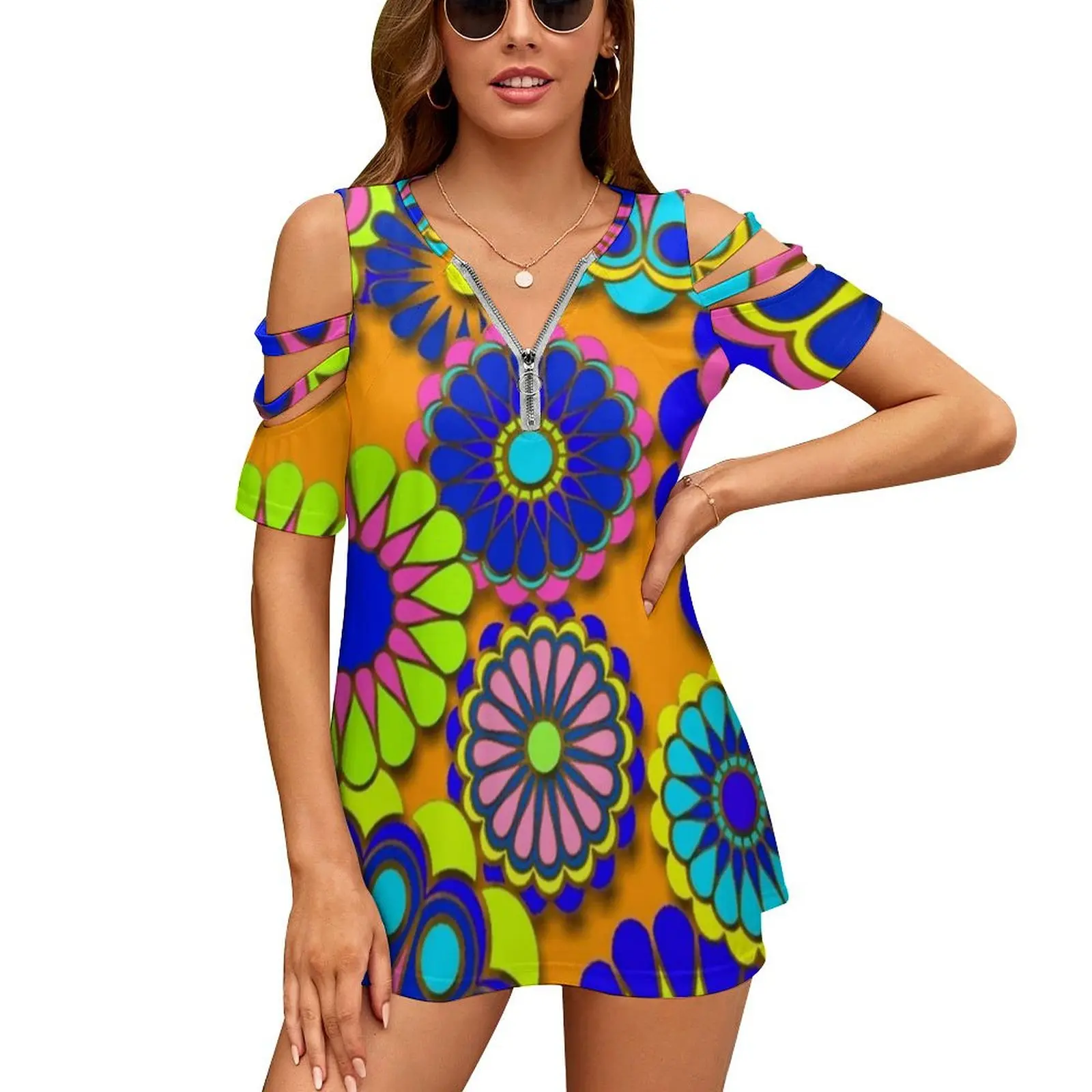 Женская футболка с коротким рукавом открытыми плечами и цветочным принтом -