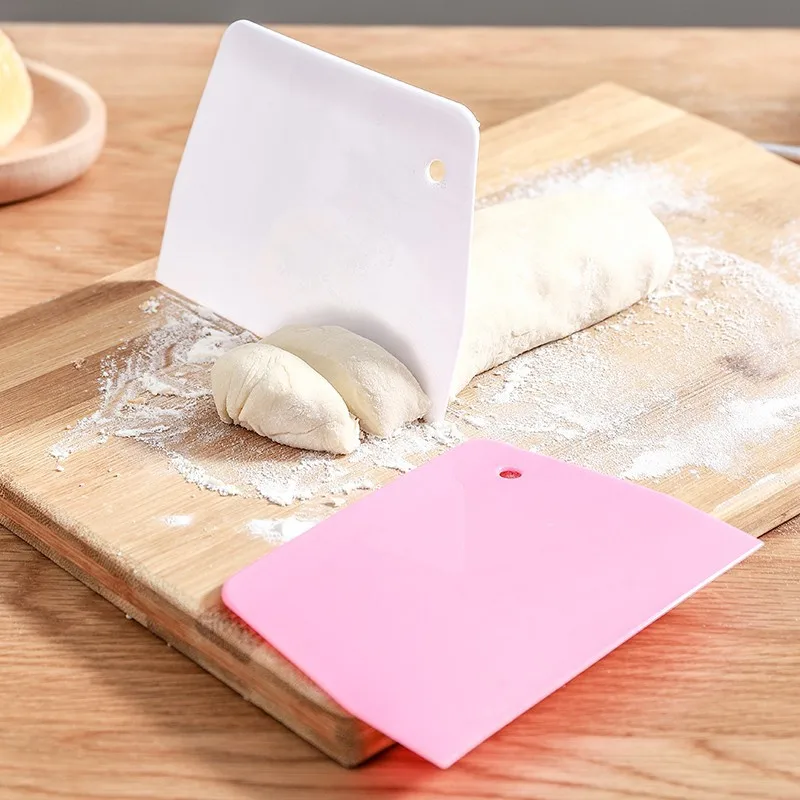 

Plastic Dough Scraper Cake Cream Scraper Baking Utensils Slicing Knife 3 Colors Scraper Convenient Practical Hanging Hole Design