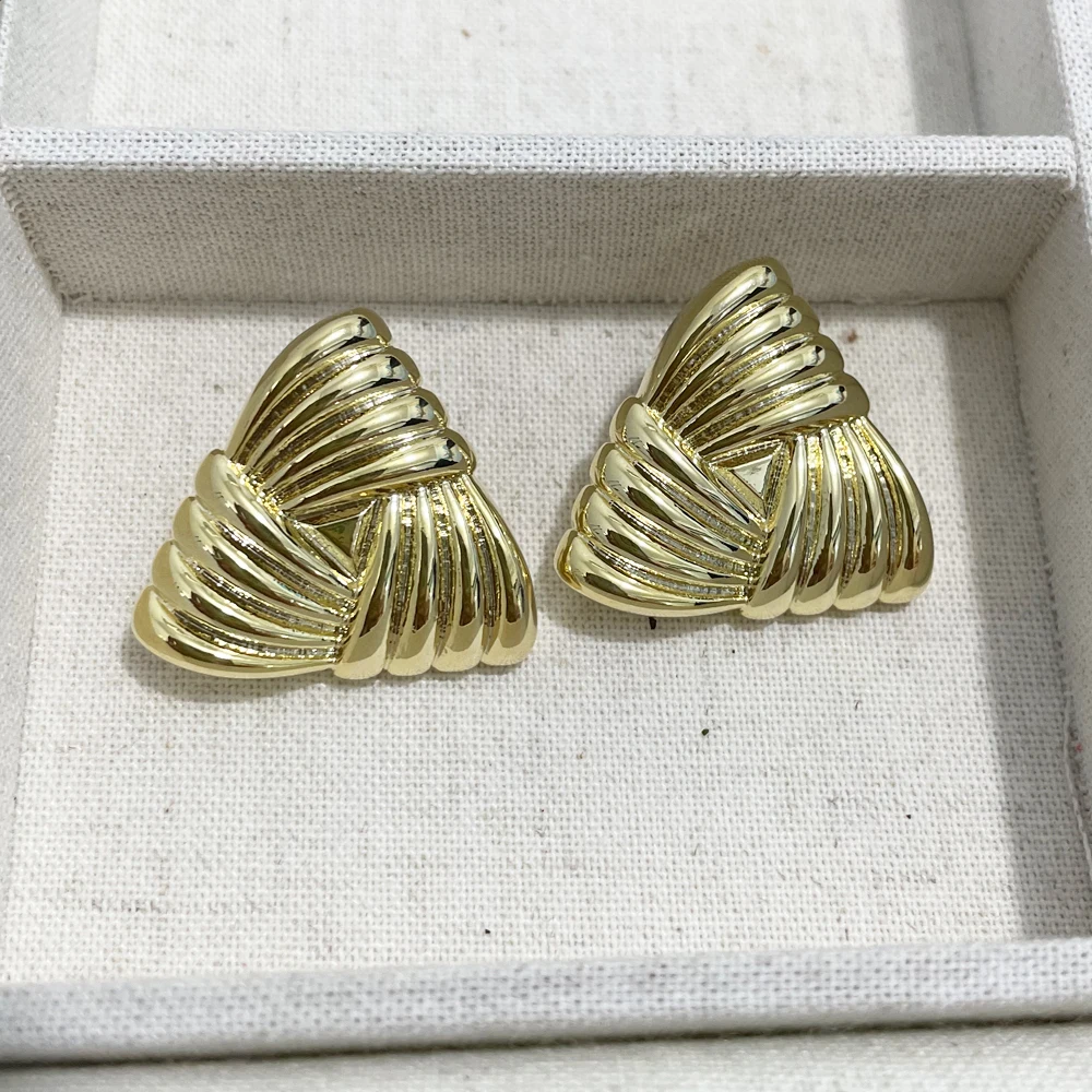 Позолоченные водонепроницаемые серьги-гвоздики с треугольной текстурой 18 К