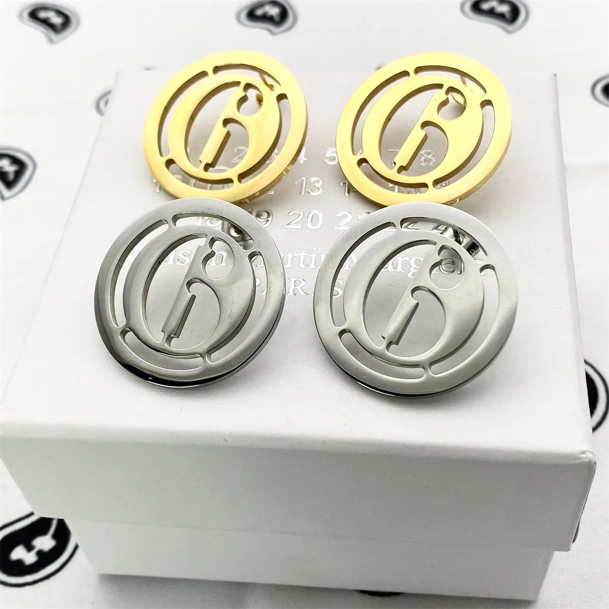 

Maison Margiela Earrings Men's Women's MM6 Titanium Steel Number 6 Round Earring Couple Fashion Hollow Seal Personalized Stud