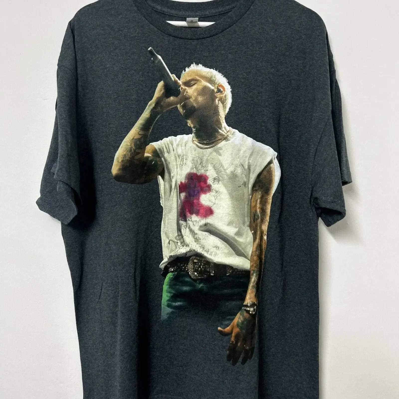 Фото Футболка Chris Brown Under The Influence Tour 2023, серая, размер XL, BNWT Ref8102, винтажная, с эффектом потертости, для повседневной носки, унисекс, стильная. №1