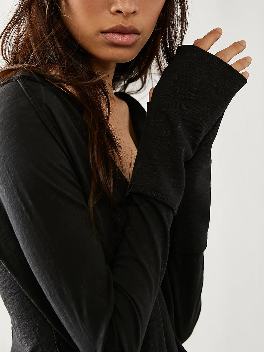 

Женский топ с длинным рукавом и глубоким V-образным вырезом