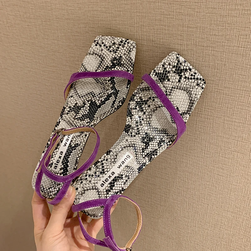 

Chinese niche designer brand BDC independently designs snake-scale sheepskin high-heeled sandals