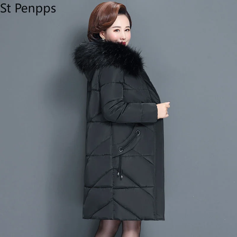 Женская Длинная зимняя куртка с цветным меховым воротником и капюшоном |