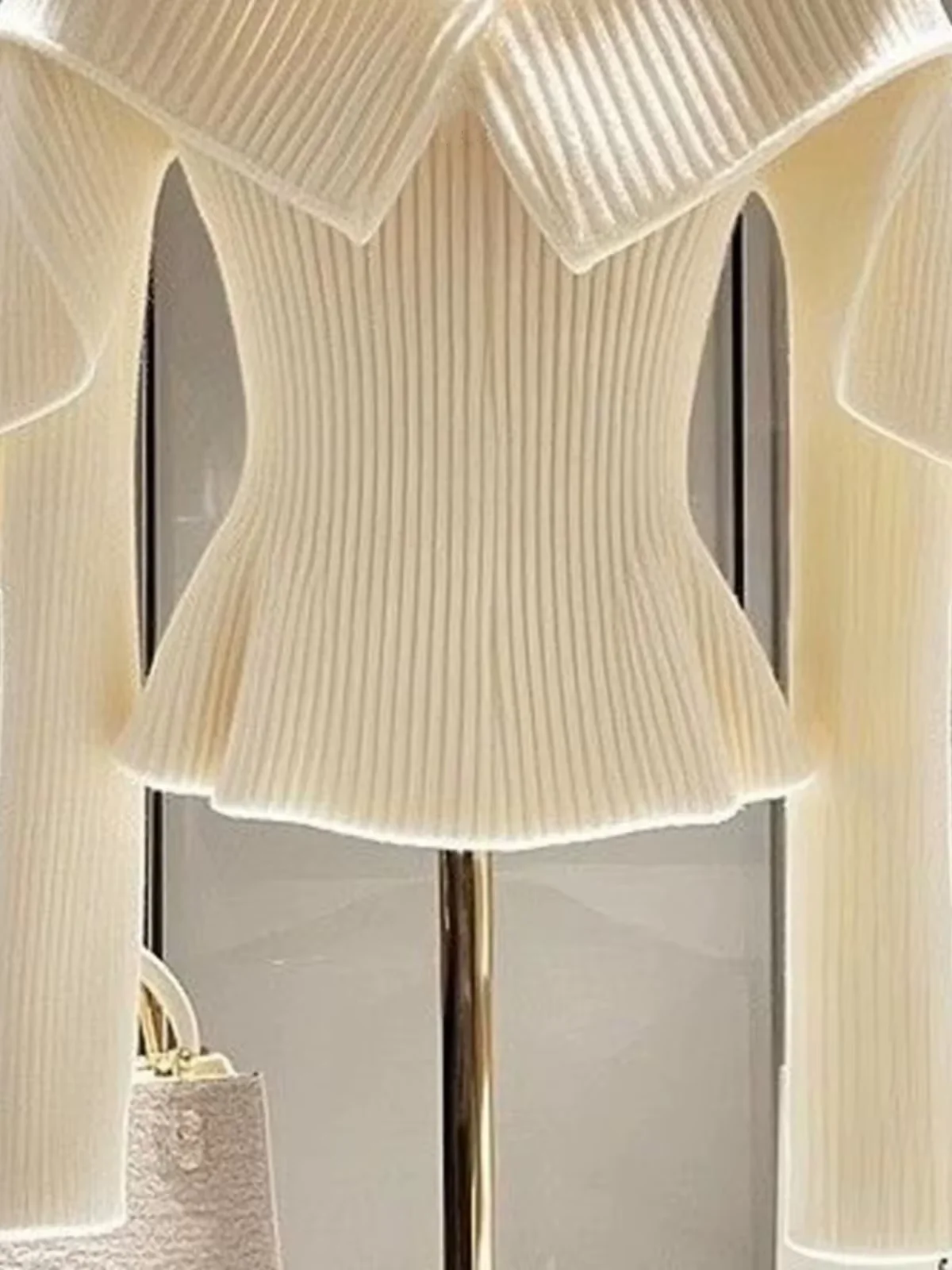 Белоснежный свитер с прямыми плечами и лацканами на талии