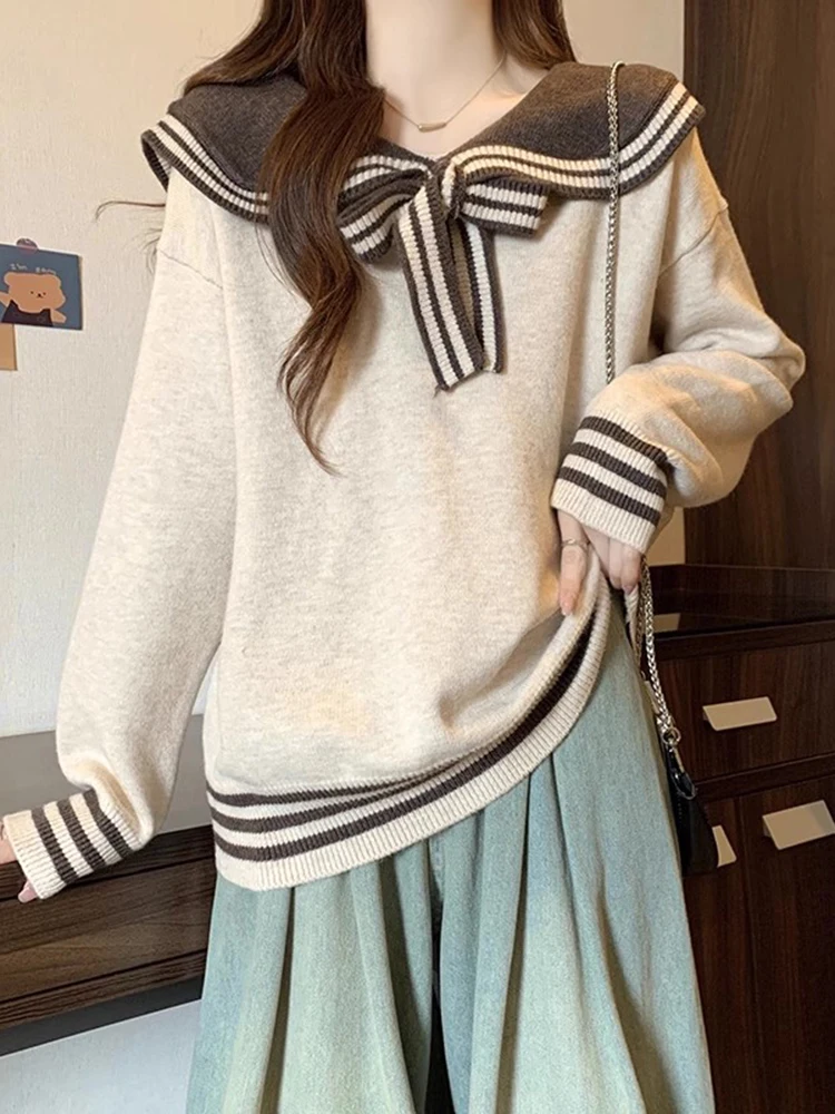 Супер красивый фиолетовый свитер с темно-синим воротником в консервативном